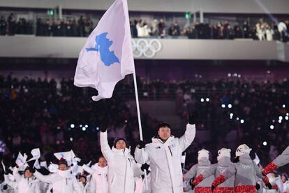 Els banderers de les dues Corees desfilen junts amb la bandera d'una Corea unificada durant la cerimònia d'inauguració dels Jocs Olímpics d'Hivern.