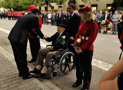 Lorenzo Iturriaga, saludado por el <i>lehendakari,</i> Patxi López, durante un homenaje en la academia de la Ertzaintza, en junio pasado.