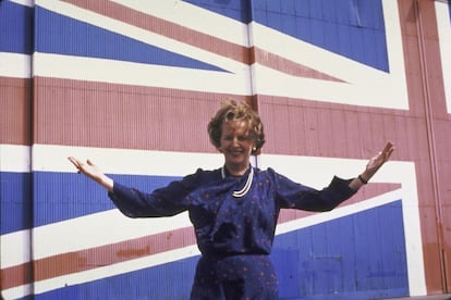 Margaret Thatcher, delante de una puerta de hangar pintada con una bandera británica en la planta de Hovercraft, en el último día de la campaña del Partido Conservador en la Isla de Wight, 1983.