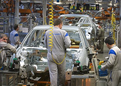 Empleados de la fábrica de Volkswagen en Wolfsburg (Alemania).