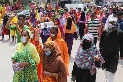 Protesta de trabajadores en Dacca, en Bangladés, por la situación precaria en la que quedan como consecuencia del cierre de fábricas.