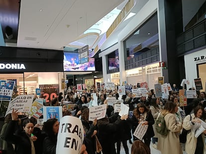 Concentración de trabajadoras de Inditex en el Black Friday en el centro comercial As Cancelas de Santiago.