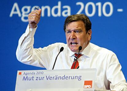 El canciller Gerhard Schröder defiende su plan de reformas económicas ayer en el congreso del SPD.