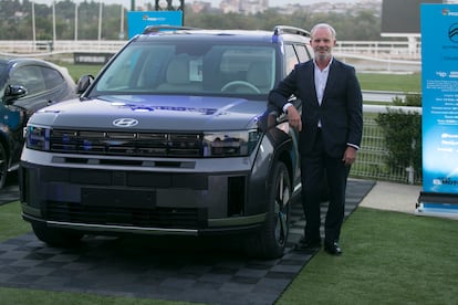 El Hyundai Santa Fe, mejor SUV del año por la revista 'S Moda', con Leopoldo Satrustegui, presidente y CEO de Hyundai Motor España.