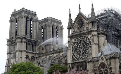 Los bomberos trabajan en Notre Dame después del incendio.