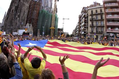 Cientos de personas congregadas frente a la Sagrada Familia participan en la cadena humana por la independencia organizada hoy por la Asamblea Nacional Catalana (ACN).