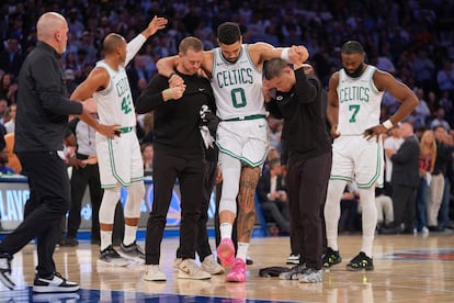 Jayson Tatum se retira lesionado tras el partido de este lunes.