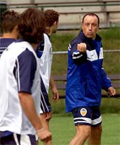 Rafa Benítez da instrucciones en un ensayo.