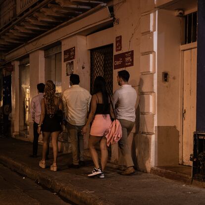 Turistas pasean con mujeres locales en el Centro Histórico de Cartagena, el 22 de febrero de 2024.