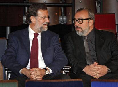 CANDIDATO A PRESIDENTE... Y PRESIDENTE. Mariano Rajoy, líder de la oposición y candidato del Partido Popular a presidir  el Gobierno, visitó ayer a Álex de la Iglesia, presidente de la Academia del Cine, en la sede de la institución. Es la primera vez que Rajoy visita la Academia.