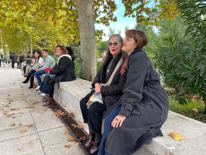 Paula González, opositora, junto a su madre, Antonia Ozaez.