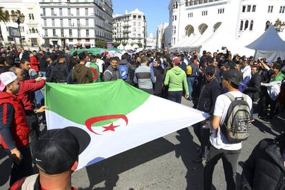 Manifestantes con una bandera argelina, este viernes en Argel.