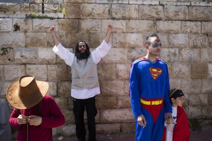 Varios israelíes participan en un desfile que celebra la festividad judía de Purim en Hebrón (Cisjordania).