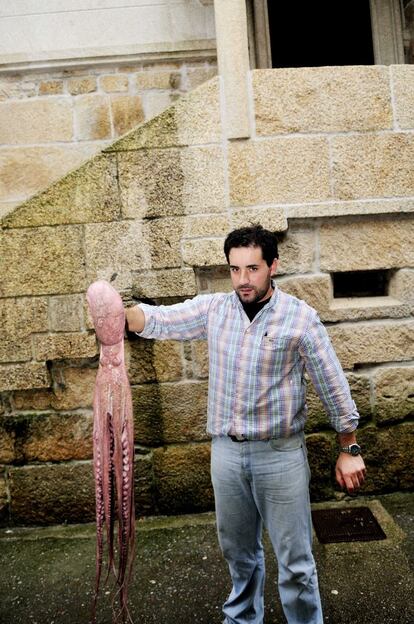 Miguel Solla con un pulpo en la mano, en Cambados (Pontevedra).