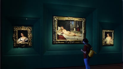 Um visitante em maio de 2021 diante da ‘Vênus de Urbino’, de Tiziano, na Galeria Uffizi em Florença.