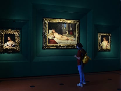 Um visitante em maio de 2021 diante da ‘Vênus de Urbino’, de Tiziano, na Galeria Uffizi em Florença.