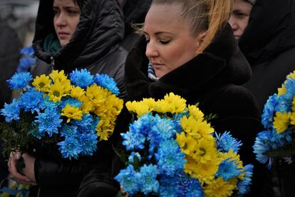 Visita en el cementerio de Bucha (región de Kiev) a las tumbas de los caídos durante la invasión rusa a gran escala, de la que este viernes se cumple un año.  