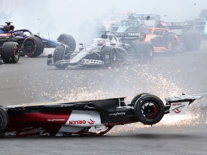 Momento en el que el Alfa Romeo de Guanyu Zhou da una vuelta de campana en la salida del Gran Premio de Silverstone.