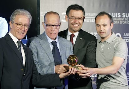 Luis Suárez amb la Pilota d'Or al costat de Ramon Alfonseda, president dels veterans, Bartomeu i Iniesta.