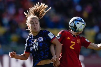 Victoria Pelova (a la izquierda), de Países Bajos, Ona Batlle, de España, durante una jugada.