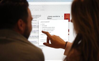 Dos usuarios buscan en Google.