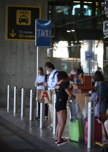 Ambiente en la parada de taxi del aeropuerto madrileño de Barajas.