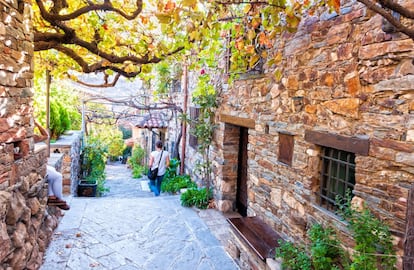 Las casas de pizarra son la seña de identidad de este pueblo deliciosamente cuidado y recuperado. A mediados del siglo XX los habitantes de Patones de Arriba es un pueblo pintoresco, con buenos restaurantes y mucha miel, que además guarda una singular historia, con rey propio incluido. Cuentan las crónicas que el rey de Patones, jefe de una pintoresca monarquía hereditaria, pervivió independiente del rey de España en este pueblo de difícil acceso hasta 1750. Incluso se cruzaba cartas con los reyes, hasta que Carlos III decidió acabar con esta pseudo dinastía rural al negarse a pagar unos impuestos. Hoy es un bonito enclave para pasar el día, comer en alguno de sus buenos restaurantes y descubrir el encanto de la arquitectura rural popular.