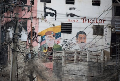 Una construcción en el barrio Petare, en Caracas, con las imágenes de Hugo Chávez y Nicolás Maduro.