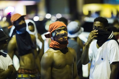 Tercera noche de concentraciones en Ferguson al cumplirse un año del asesinato del joven negro Michael Brown por un policía blanco.