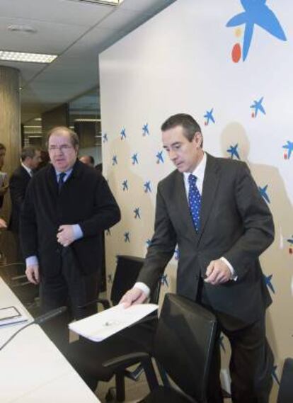 El presidente de la Junta de Castilla y Len, Juan Vicente Herrera (izq.) y el director general de CaixaBank, Juan Antonio Alcaraz, durante la presentacin del acuerdo.