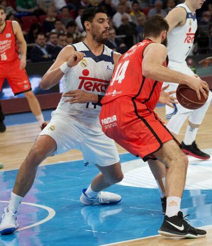 El pivot mexicano del Real Madrid, Gustavo Ayón (I), defiende al jugador montenegrino del Valencia Basket, Bojan Dubljevic.