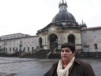Manoli Uranga, edil del PSE en Beasain, ante la basílica de Loiola.