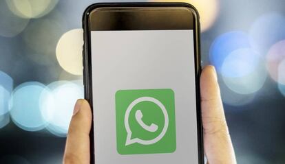 Smartphone con el logo de WhatsApp