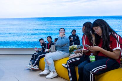 Estudiantes de secundaria en la Feria Internacional del Libro de Guadalajara 2024.