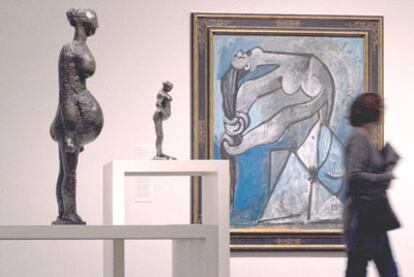 Picasso frente a Degas: a la derecha, <i>Desnudo peinándose</i><b>, del artista español, y a la izquierda su escultura </b><i>Mujer encinta. </i><b>En el medio, la </b><i>Mujer encinta</i><b> de Edgar Degas</b>.