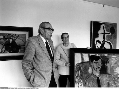 Siegfried y Angela Rosengart, con algunas de sus obras en su galería de Lucerna (Suiza) en 1984.