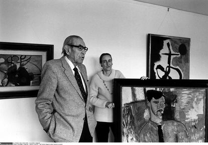 Siegfried y Angela Rosengart, con algunas de sus obras en su galería de Lucerna (Suiza) en 1984.