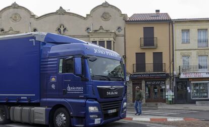 Un camión cruza el único paso de cebra de Alcañices en presencia de un vecino.