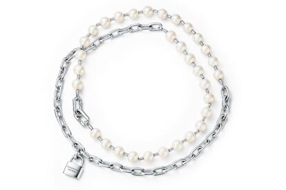 Collar en plata de ley con perlas y candado de Tiffany & Co. (2.650 €).