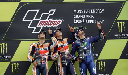 M&aacute;rquez (c), Pedrosa (i) y Vi&ntilde;ales (d) homenajean a &Aacute;ngel Nieto.