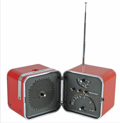 La compañía italiana Brionvega pidió a Marco Zanuso (Italia, 1916- 2001) y a Richard Sapper (Alemania, 1932- Italia, 2015), en 1962, que diseñasen una radio portátil, compacta y futurista. Así nació este pequeño electrodoméstico, conocido como Cube (Cubo) por su morfología, que incluso forma parte de la colección del MoMA de Nueva York. La T2 502 es un objeto coqueto, realizado en plástico y dividido en dos mitades: una para el altavoz y otra para los elementos de sintonizado de emisoras. Incorporaba, además, una novedad técnica de apagado automático al unir ambas partes.