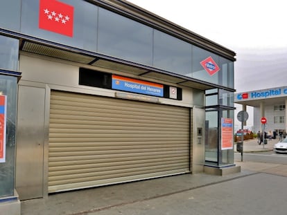 Estación de la línea 7B clausurada durante uno de los nueves cierres anteriores de la línea.