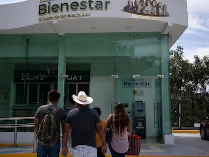 Una familia a las afueras de una sucursal del Banco del Bienestar, en el municipio de Tetecala (Morelos), en una imagen de archivo.