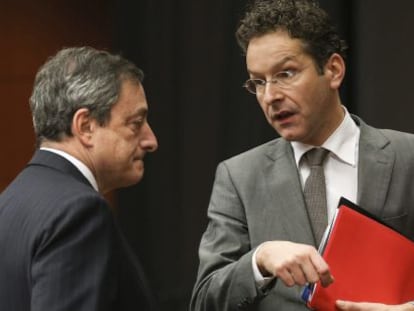 O presidente do Eurogrupo, Jeroen Dijsselbloem (direita) conversa com o presidente do Banco Central Europeo (BCE), Mario Draghi.