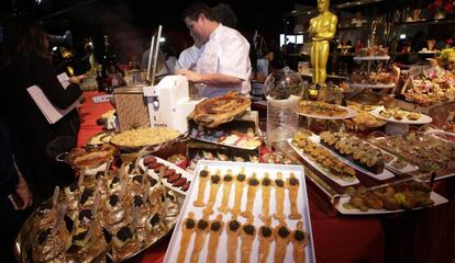 Figuras de chocolate de la estatuilla de los premios Oscar, salm&oacute;n y caviar.