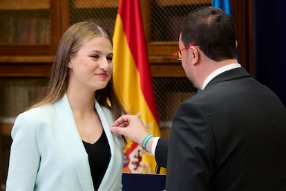 Como princesa de Asturias, el año pasado la heredera a la Corona fue también reconocida por el Principado. Recibió la Medalla de Oro de Asturias y fue nombrada alcaldesa honoraria de Oviedo. En la imagen, la Princesa Leonor recibe la medalla de manos del presidente del Principado, Adrián Barbón, en el edificio histórico de la Universidad de Oviedo el 24 de octubre de 2024.