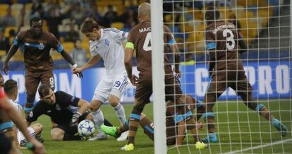 Casillas trata de atrapar la pelota ante Harmash.