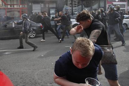 La Policía francesa dispersa a los aficionados en el centro de Lille.
