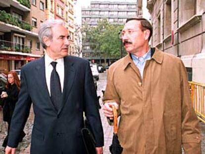 El director general de Baxter España, Diego Manzanera (a la izquierda), a la salida del juzgado en Valencia.