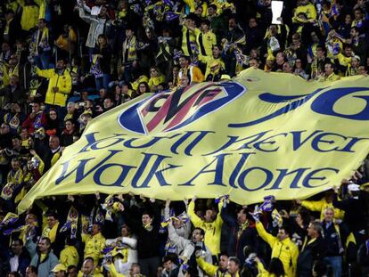 La afición del Villarreal homenajeó a las víctimas del desastre de Hillsborough en su encuentro contra el Liverpool en 2016.